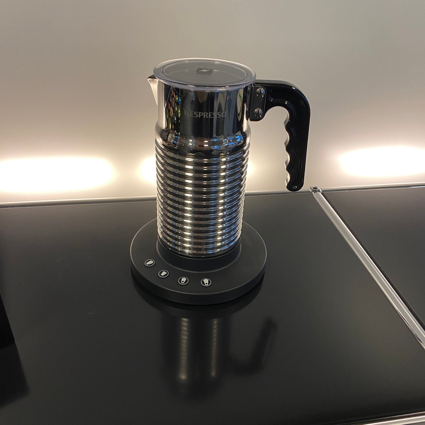 Nespresso Momento Kaffeemaschine + Milchschäumer