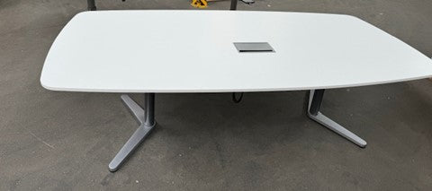 Steelcase Konferenztisch / Besprechungstisch mit USB Buchsen
